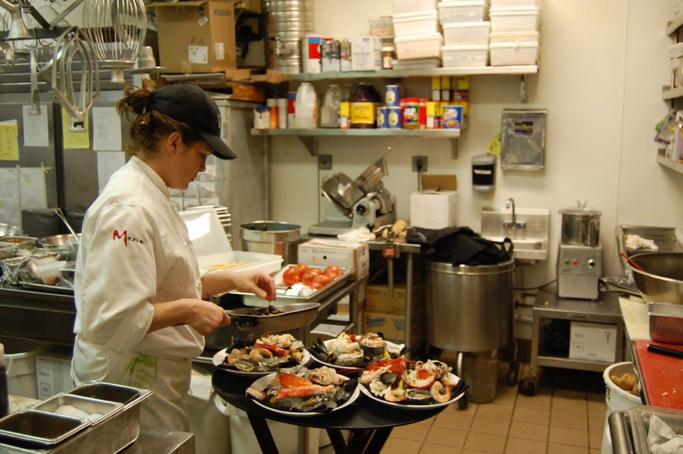 Chef emplatando en una cocina profesional